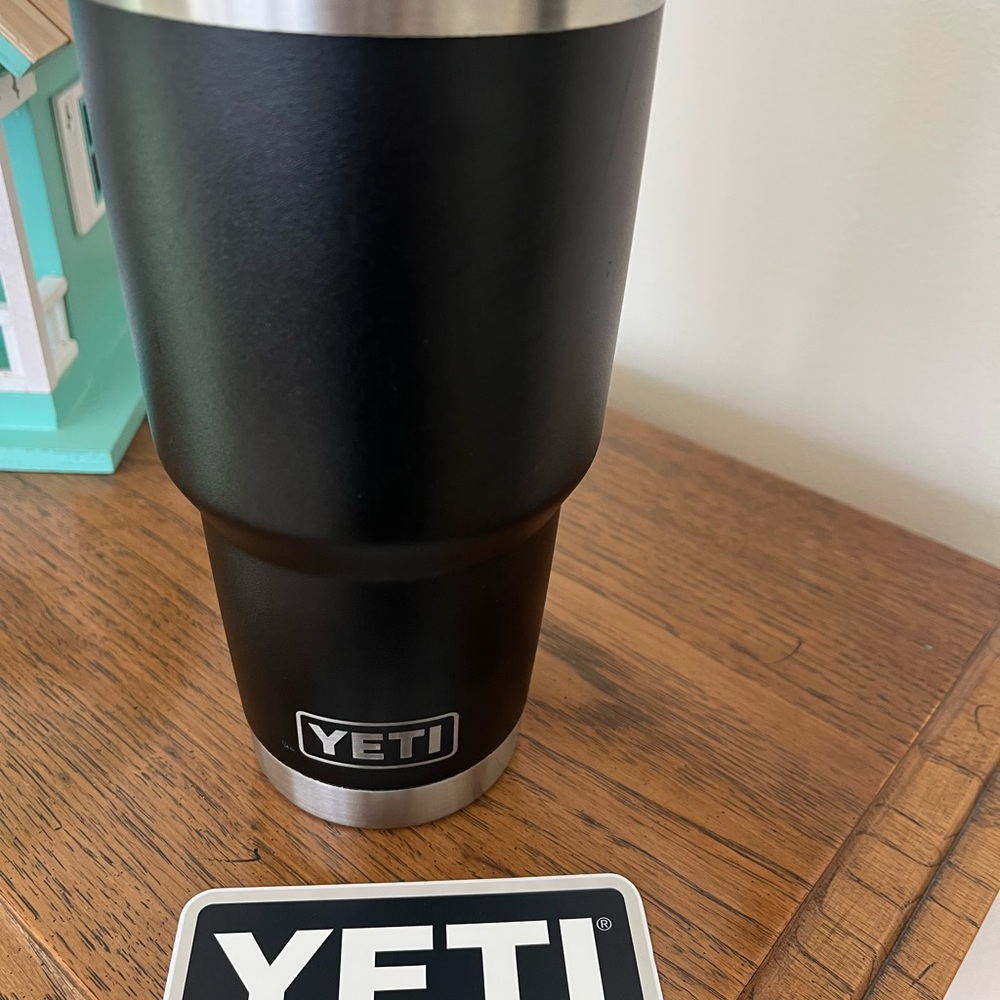 30 oz YETI Matte Black Travel Mug with Clear Lid - Picture 2 of 4